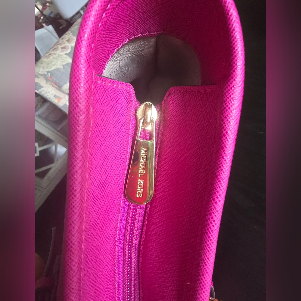 Michael Kors Jet Set Large Tote Saffiano Leather Top Zip - Raspberry - Gold Logo - Picture 8 of 9